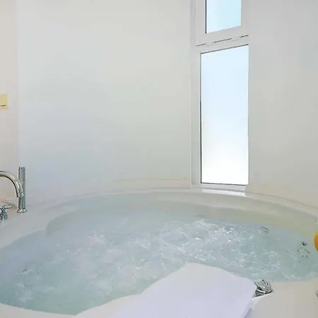 Villa Sleeps 4 Air Con Wifi *