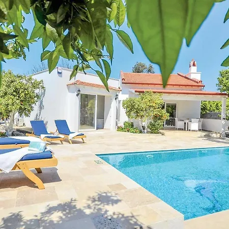 Sleeps 4 Air Con Wifi Villa