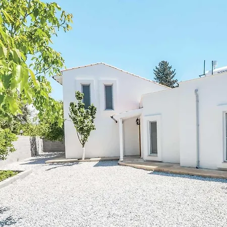Sleeps 4 Air Con Wifi Villa