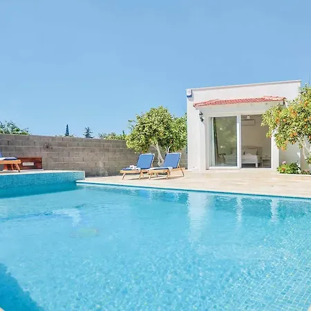 Villa Sleeps 4 Air Con Wifi
